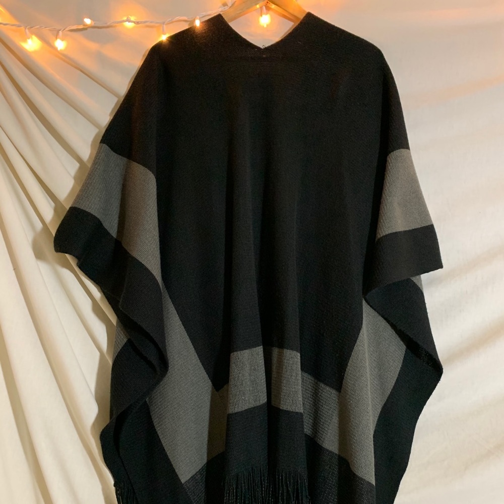 BCBGENERATION BLACK/GRAY PONCHO